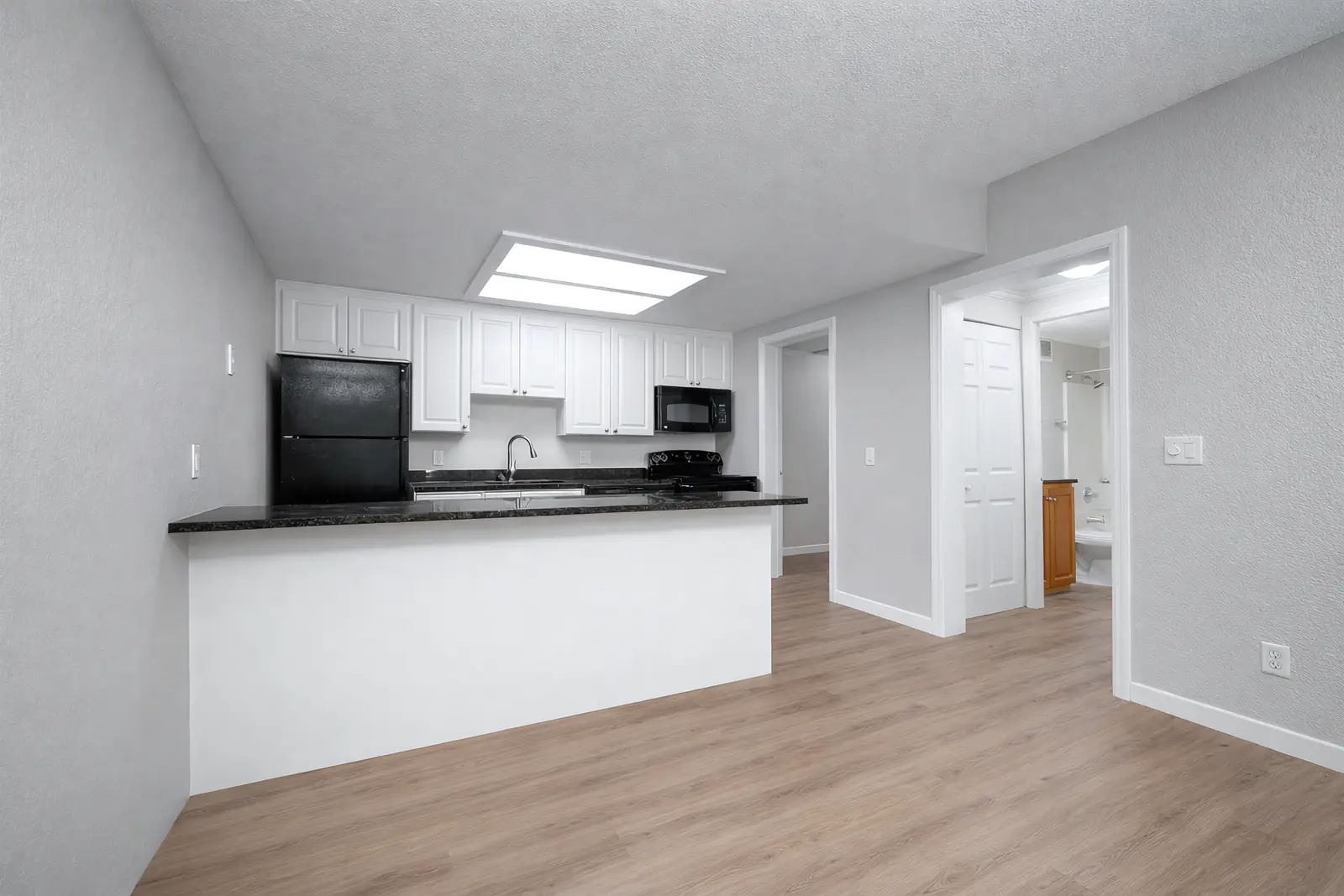 Kitchen with bright finishes and practical work surfaces.